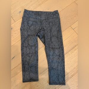 ALOs Capri, Gray Patterned Leggings
